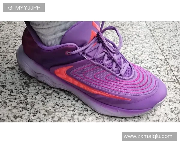 布克首次亮相新款签名鞋布克2代球鞋在比赛中引发关注