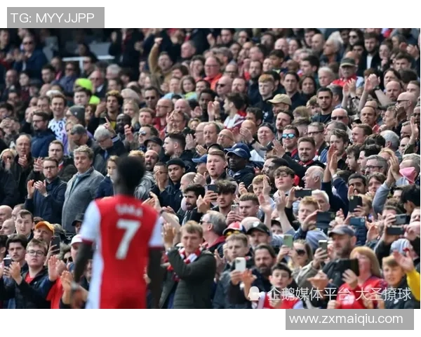 维尼修斯在阿森纳基地训练期间与枪手青训小将亲密合影留念